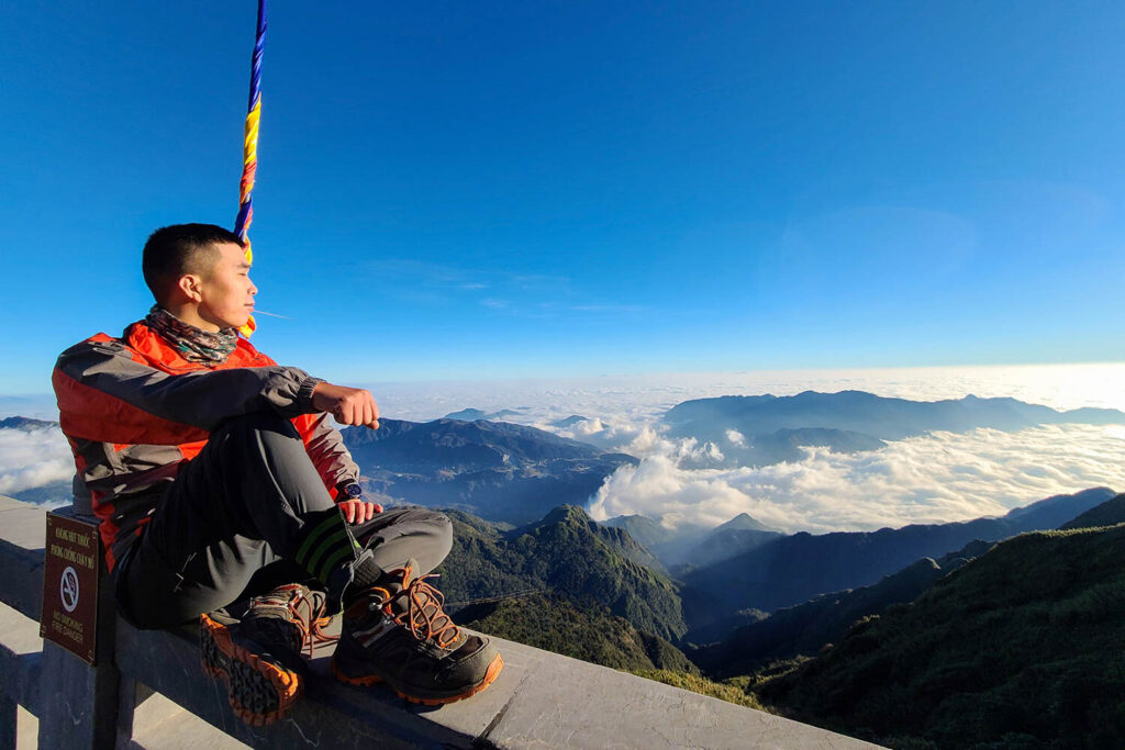 Hành trình trekking Fansipan mang lại cảm giác thành tựu khi chạm tay tới đỉnh thiêng.