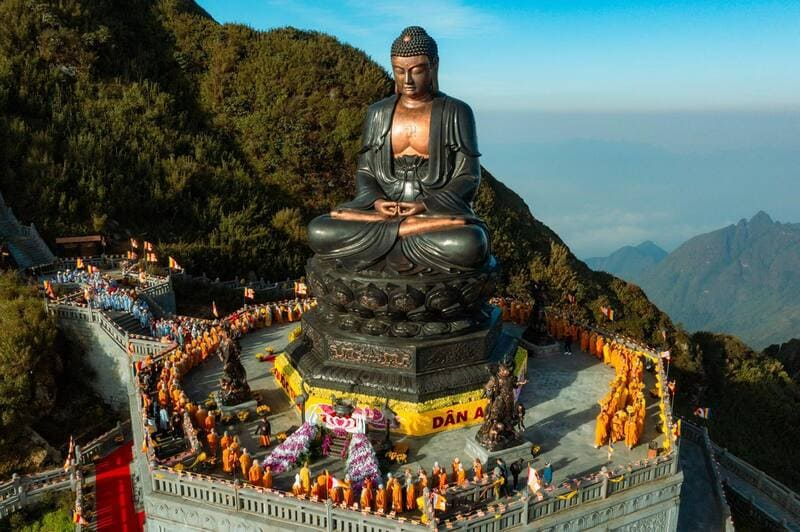 Fansipan cũng là địa điểm linh thiêng được nhiều Phật tử đến chiêm bái, thỉnh an.&nbsp;